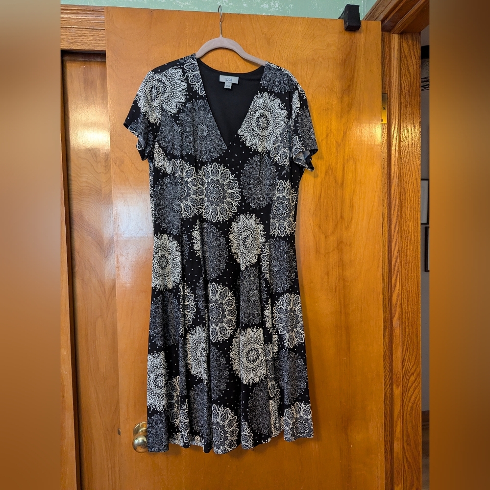 Elegant Black and Gray Patterned Dress